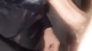 Pompino in auto ad un amico