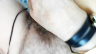 Vibratore in fregna mentre succhia la cappella