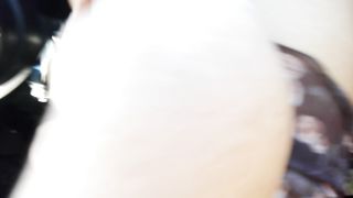 Vibratore in fregna mentre succhia la cappella