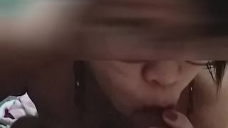 Mia moglie lo succhia e lo lecca