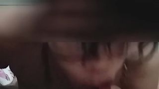 Mia moglie lo succhia e lo lecca