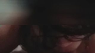 Mia moglie lo succhia e lo lecca