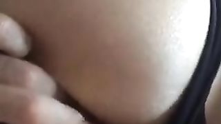 Mentre mi pompa l’uccello,  le faccio un bel ditalino