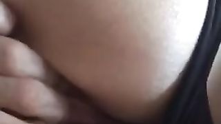 Mentre mi pompa l’uccello,  le faccio un bel ditalino