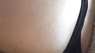 Mentre mi pompa l’uccello,  le faccio un bel ditalino