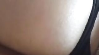 Mentre mi pompa l’uccello,  le faccio un bel ditalino