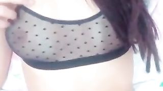 Bella ragazza in quarantena si masturba