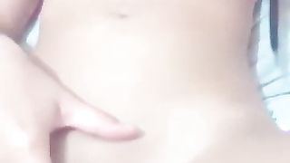 Bella ragazza in quarantena si masturba