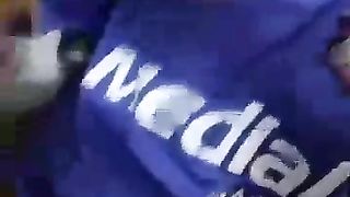 Ragazza sportiva si masturba la sua grande vagina