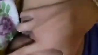 Ragazza sportiva si masturba la sua grande vagina