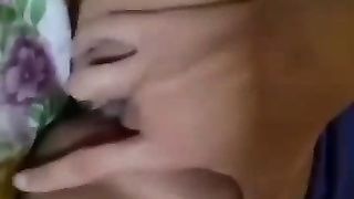 Ragazza sportiva si masturba la sua grande vagina