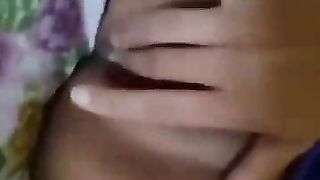 Ragazza sportiva si masturba la sua grande vagina