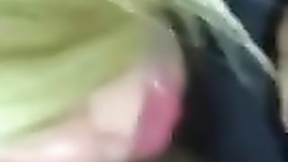 Alla bionda piace prendere il cazzo in faccia