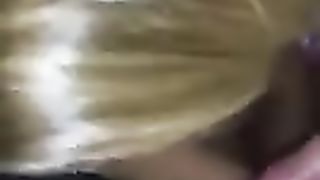 Alla bionda piace prendere il cazzo in faccia