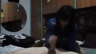 La calda bruna pompa per ricevere altra  sborra