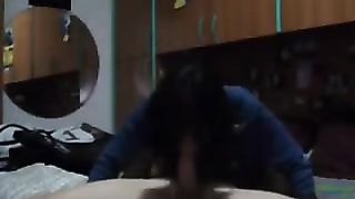 La calda bruna pompa per ricevere altra  sborra