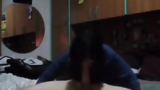 La calda bruna pompa per ricevere altra  sborra