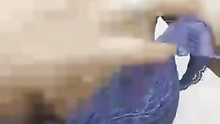 Bella collegiale accarezza le sue tette...