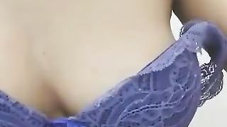 Anteprima del video: Bella collegiale accarezza le sue tette...