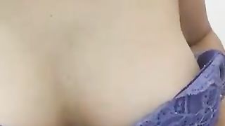 Bella collegiale accarezza le sue tette...