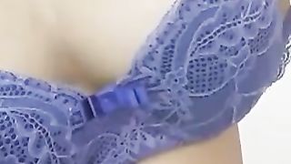 Bella collegiale accarezza le sue tette...