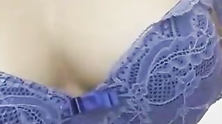 Bella collegiale accarezza le sue tette...