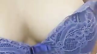 Bella collegiale accarezza le sue tette...