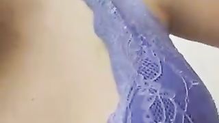 Bella collegiale accarezza le sue tette...