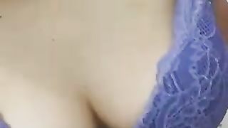 Bella collegiale accarezza le sue tette...