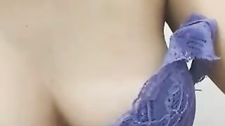 Bella collegiale accarezza le sue tette...