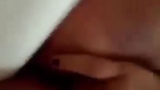 Bella tettona che esibisce le sue splendide poppe