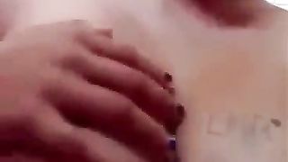 Bella tettona che esibisce le sue splendide poppe