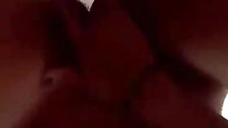 Bella tettona che esibisce le sue splendide poppe