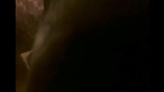 Mentre succhia un cazzo,  si masturba con un dildo