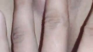 Prima di scoparla le masturbo la sua bella vagina