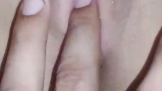 Prima di scoparla le masturbo la sua bella vagina