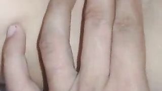 Prima di scoparla le masturbo la sua bella vagina