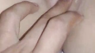 Prima di scoparla le masturbo la sua bella vagina