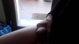 Anteprima del video: Davanti alla finestra