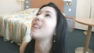 Bella brunetta ingoia una sborrata