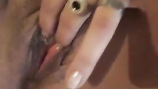 Una calda latina si masturba e gode