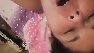 Una calda latina si masturba e gode