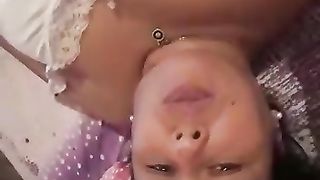 Una calda latina si masturba e gode