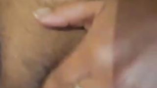 Una calda latina si masturba e gode