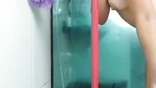 Dominicana si masturba sotto la doccia con un manico di scopa