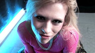 Michelle Moist ingoia una sborrata