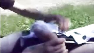 Ragazza fa pompino e ingoia al parco