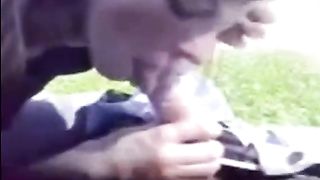 Ragazza fa pompino e ingoia al parco