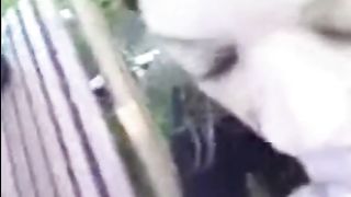 Ragazza fa pompino e ingoia al parco