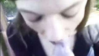 Ragazza fa pompino e ingoia al parco